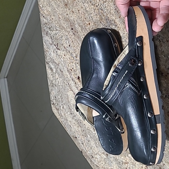 Earth Black Leather Clogs - Picture 6 of 12